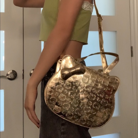 SOLD ! Gold Hello Kitty Bag - Picture 2 of 4
